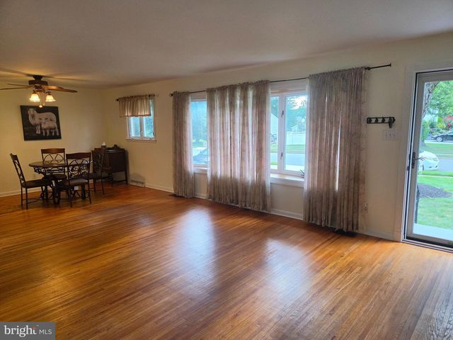 2823 BURGUNDY DR, Riverton, NJ 08077