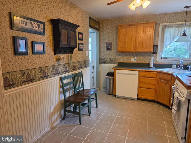 2823 BURGUNDY DR, Riverton, NJ 08077