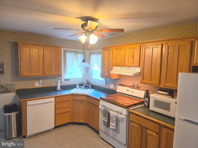 2823 BURGUNDY DR, Riverton, NJ 08077