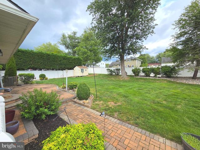 2823 BURGUNDY DR, Riverton, NJ 08077