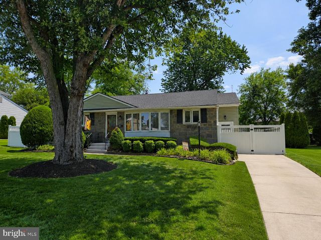 2823 BURGUNDY DR, Riverton, NJ 08077