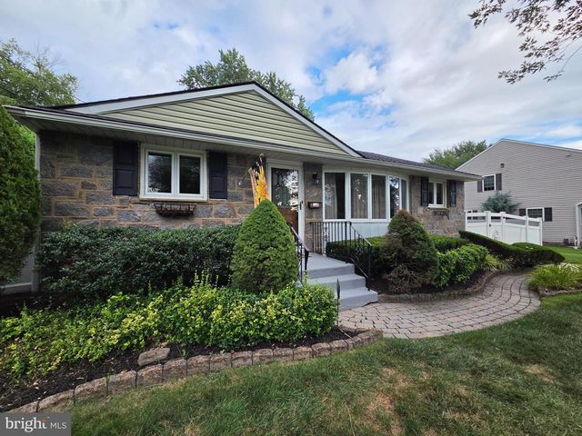 2823 BURGUNDY DR, Riverton, NJ 08077