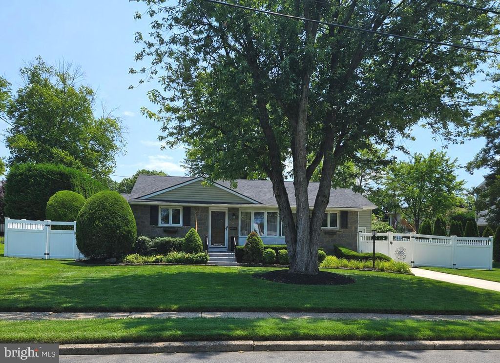 2823 BURGUNDY DR, Riverton, NJ 08077