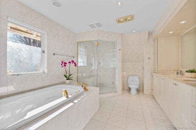 10 Clover Drive, Great Neck, NY 11021