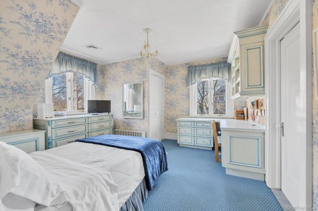 10 Clover Drive, Great Neck, NY 11021