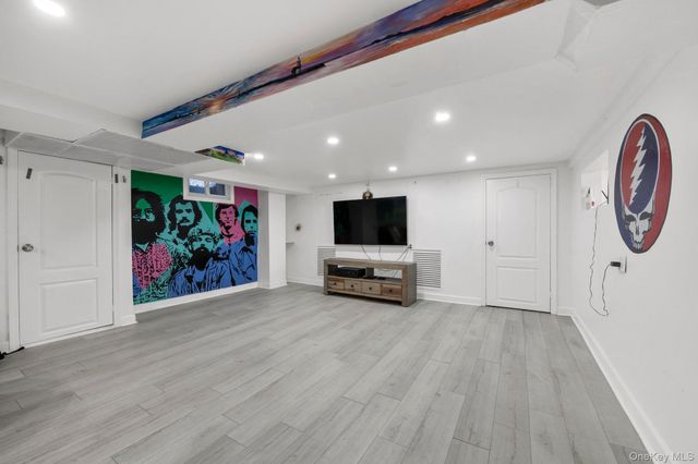 10 Clover Drive, Great Neck, NY 11021