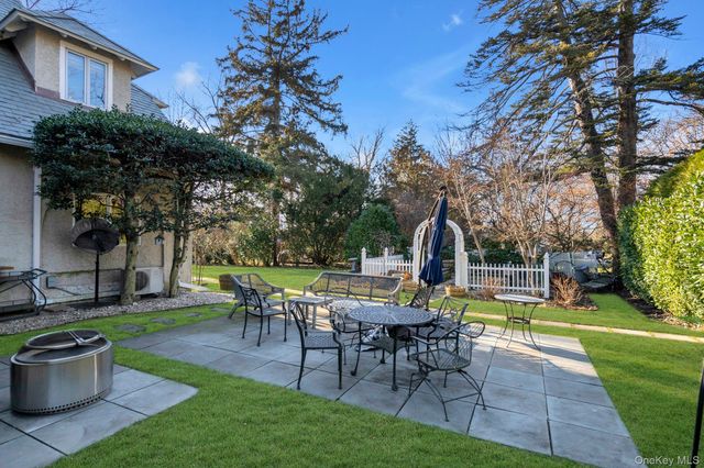 10 Clover Drive, Great Neck, NY 11021