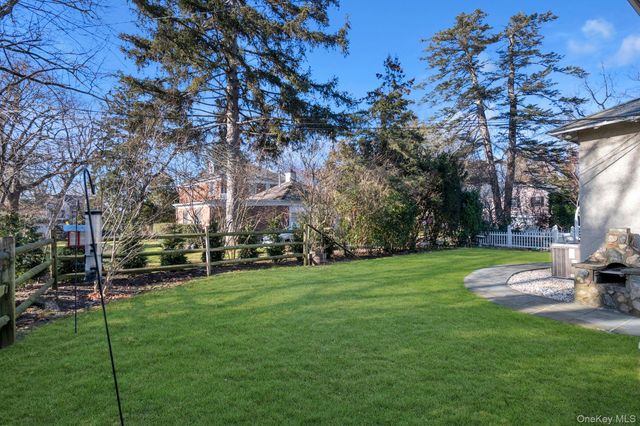 10 Clover Drive, Great Neck, NY 11021