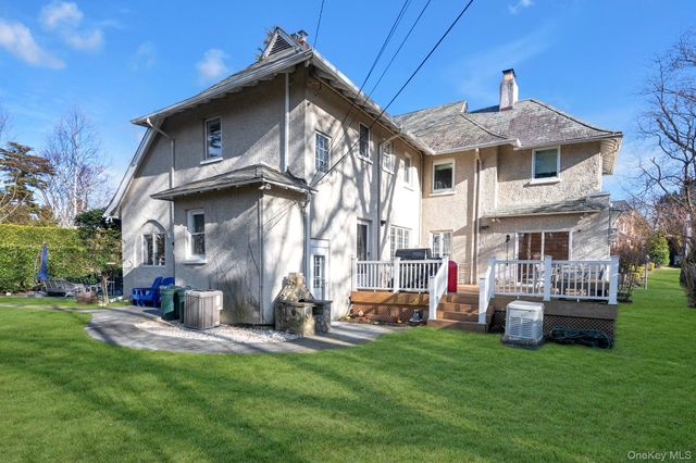 10 Clover Drive, Great Neck, NY 11021