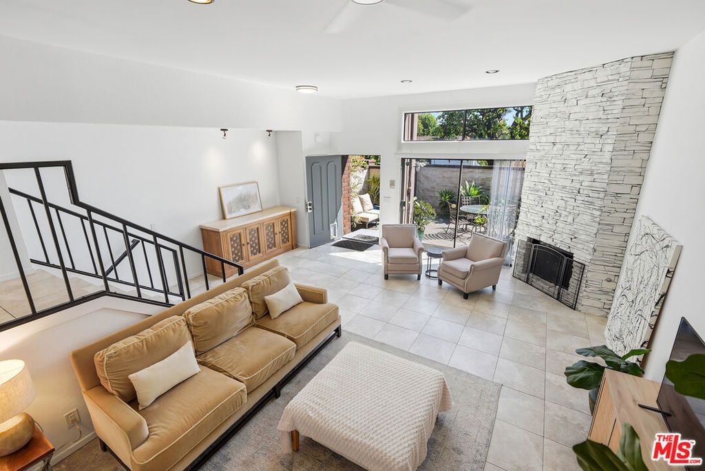 Image 1 of property listing at 4631 Alla Road 4, Marina Del Rey, CA 90292