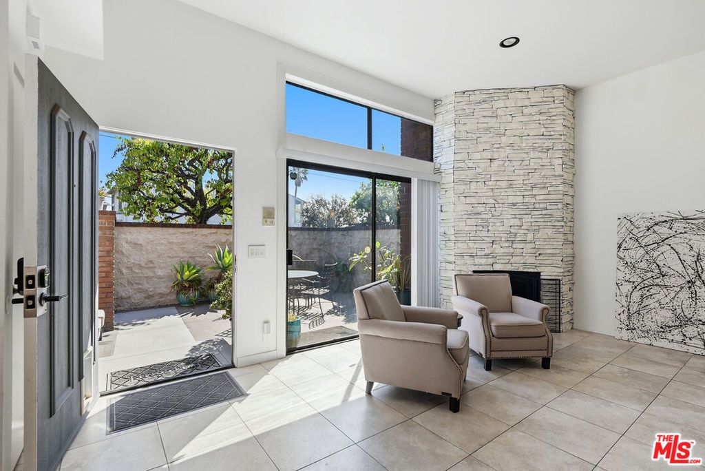 Image 10 of property listing at 4631 Alla Road 4, Marina Del Rey, CA 90292