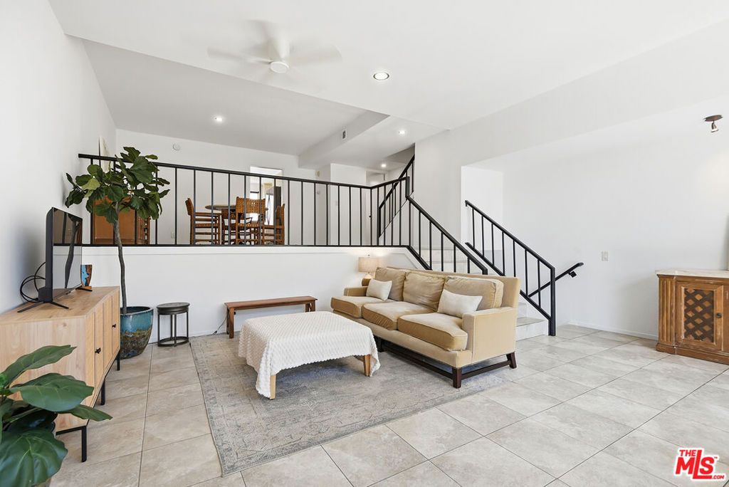 Image 11 of property listing at 4631 Alla Road 4, Marina Del Rey, CA 90292