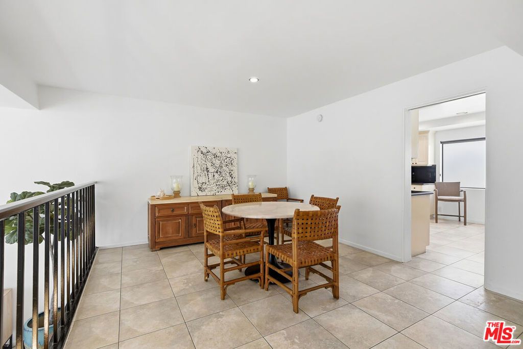 Image 13 of property listing at 4631 Alla Road 4, Marina Del Rey, CA 90292