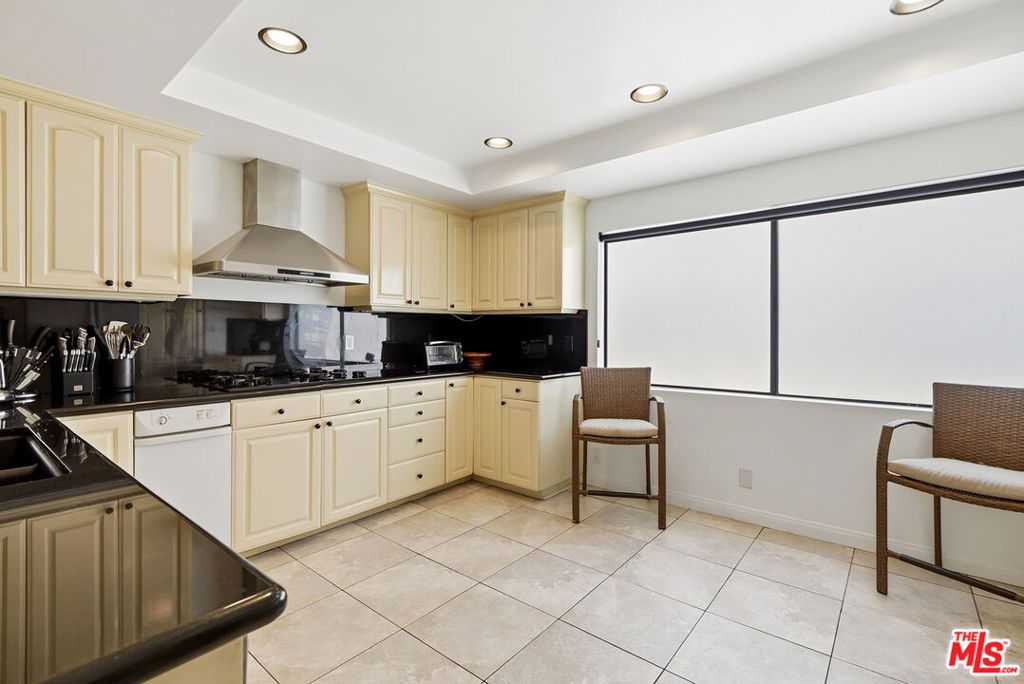 Image 16 of property listing at 4631 Alla Road 4, Marina Del Rey, CA 90292