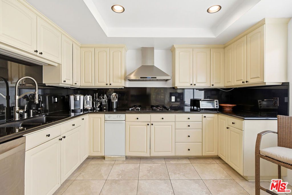 Image 17 of property listing at 4631 Alla Road 4, Marina Del Rey, CA 90292