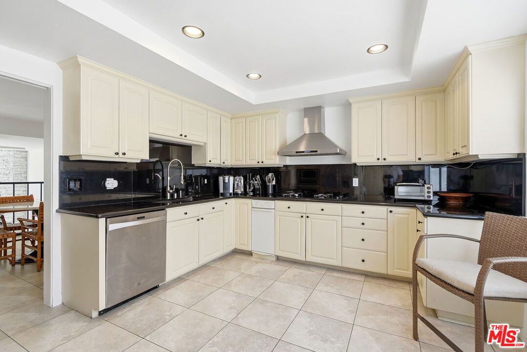 Image 18 of property listing at 4631 Alla Road 4, Marina Del Rey, CA 90292