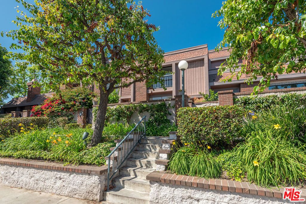 Image 2 of property listing at 4631 Alla Road 4, Marina Del Rey, CA 90292