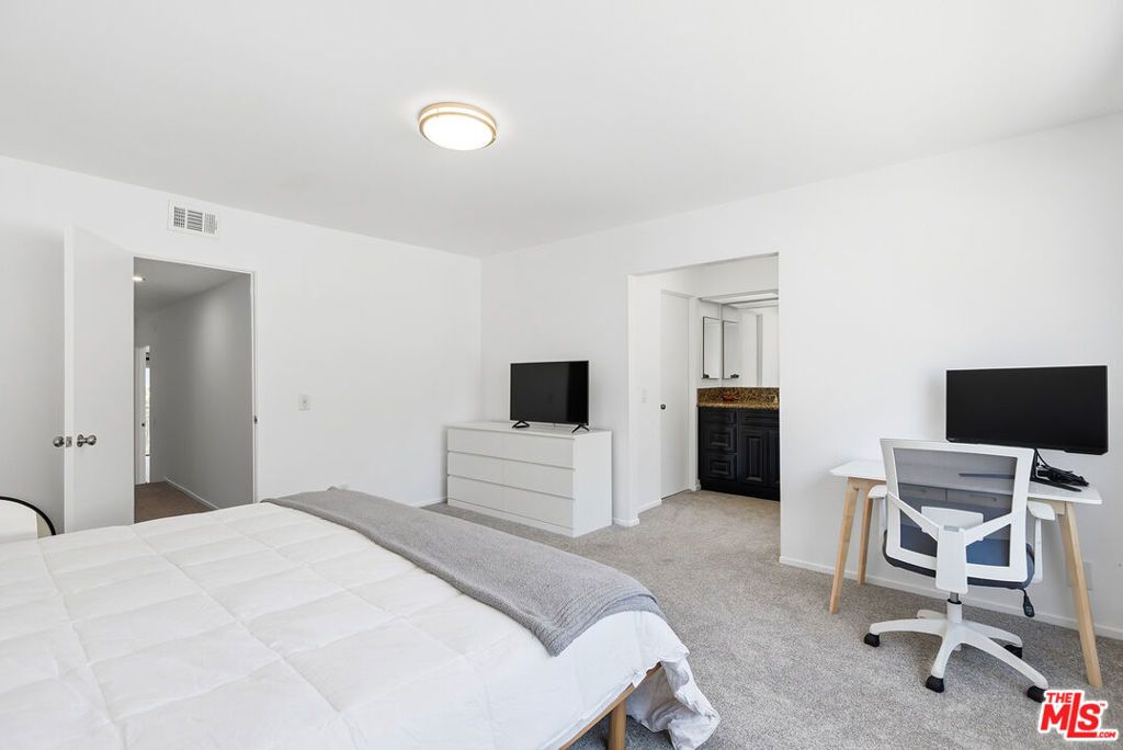 Image 30 of property listing at 4631 Alla Road 4, Marina Del Rey, CA 90292