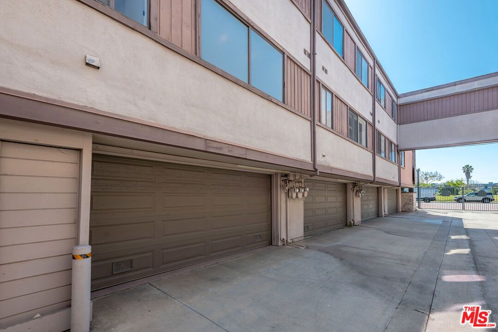 Image 33 of property listing at 4631 Alla Road 4, Marina Del Rey, CA 90292