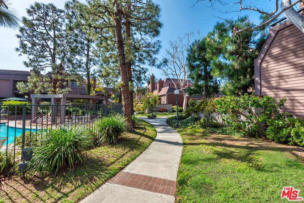 Image 37 of property listing at 4631 Alla Road 4, Marina Del Rey, CA 90292