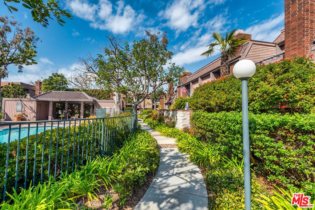 Image 39 of property listing at 4631 Alla Road 4, Marina Del Rey, CA 90292