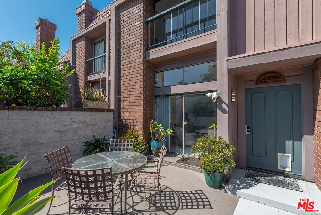 Image 4 of property listing at 4631 Alla Road 4, Marina Del Rey, CA 90292