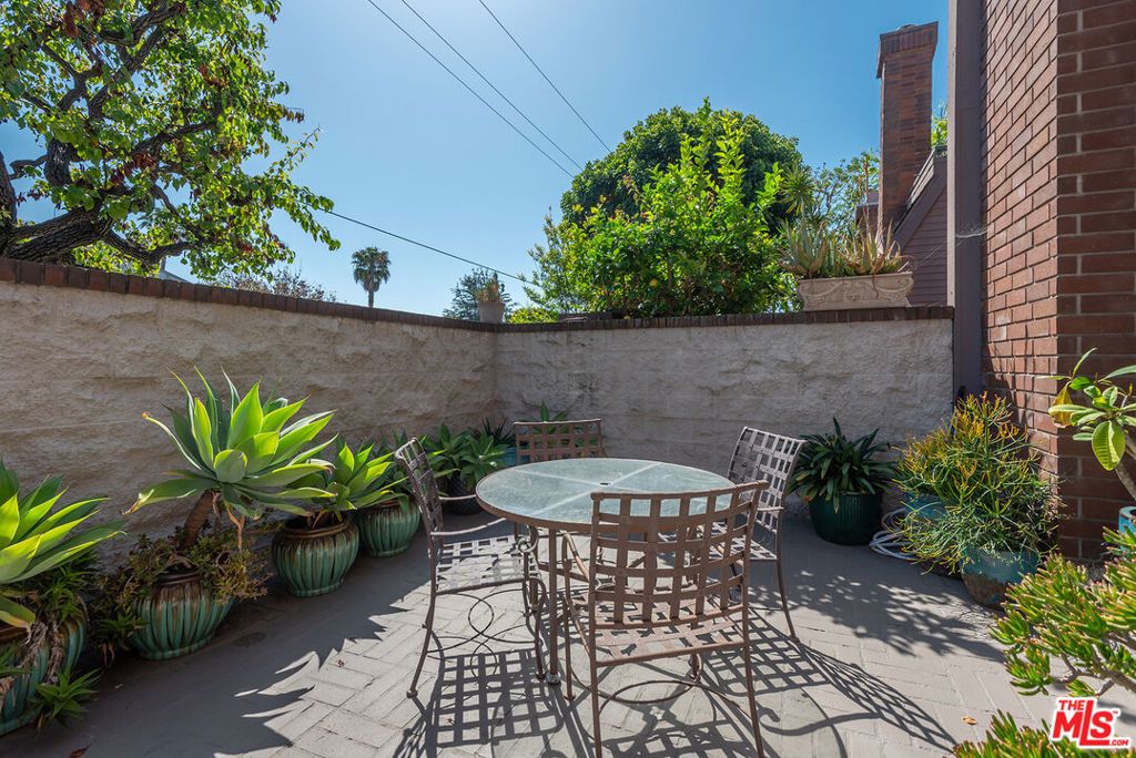 Image 6 of property listing at 4631 Alla Road 4, Marina Del Rey, CA 90292