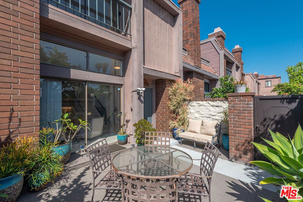 Image 7 of property listing at 4631 Alla Road 4, Marina Del Rey, CA 90292