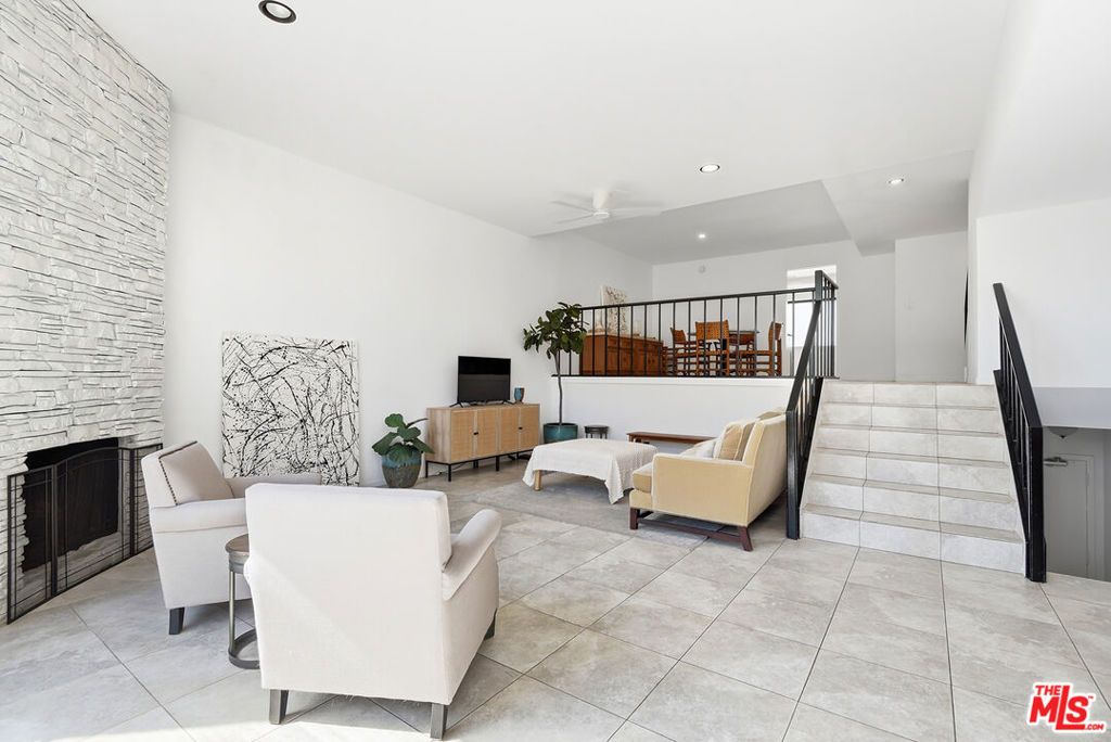 Image 9 of property listing at 4631 Alla Road 4, Marina Del Rey, CA 90292