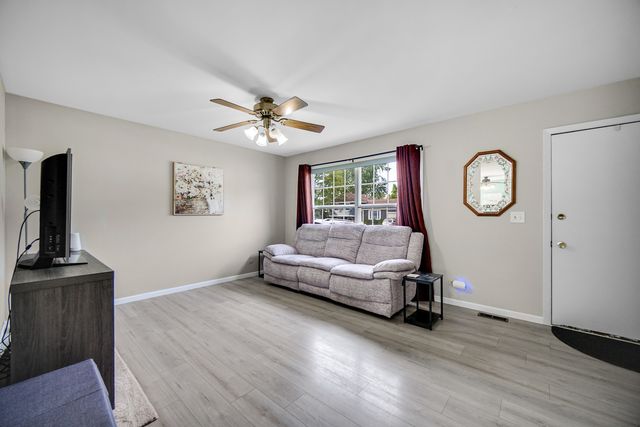 951 SURF Court, Bartlett, IL 60103