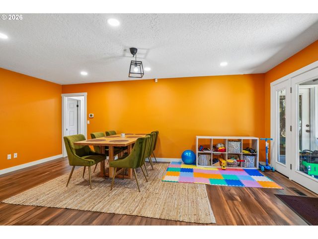 18042 Se CLAY St, Portland, OR 97233