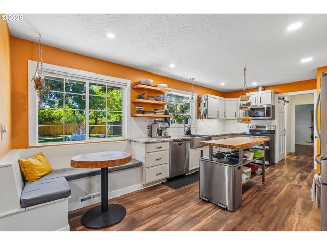 18042 Se CLAY St, Portland, OR 97233