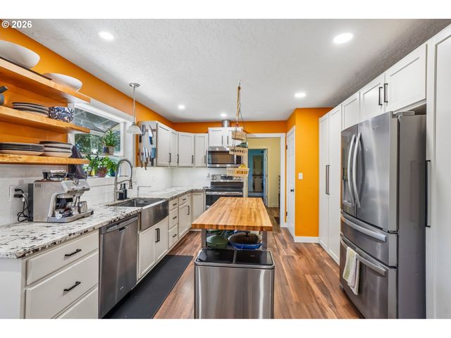18042 Se CLAY St, Portland, OR 97233