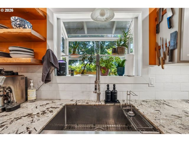 18042 Se CLAY St, Portland, OR 97233