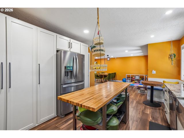 18042 Se CLAY St, Portland, OR 97233