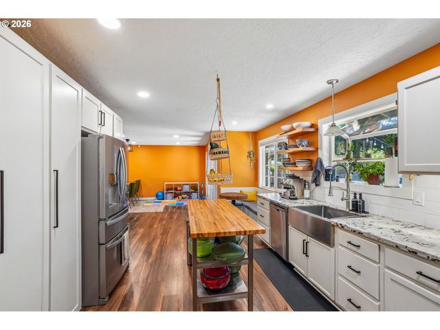 18042 Se CLAY St, Portland, OR 97233