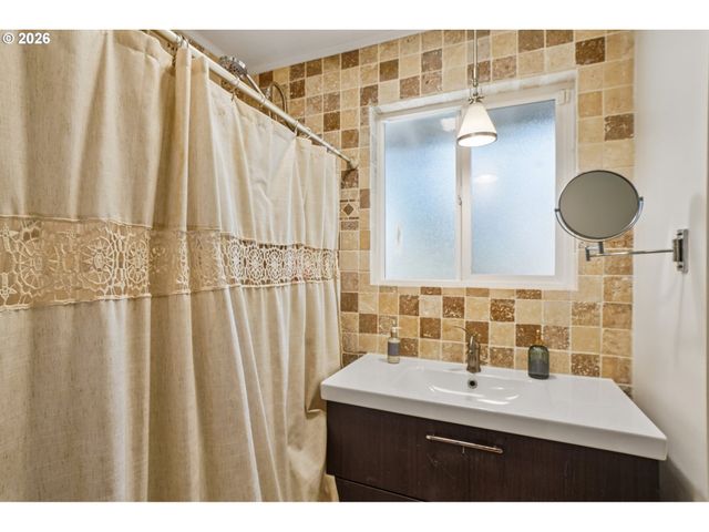 18042 Se CLAY St, Portland, OR 97233