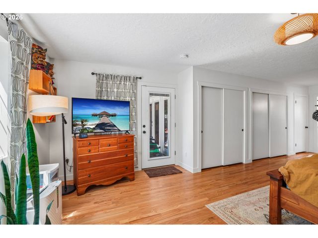 18042 Se CLAY St, Portland, OR 97233