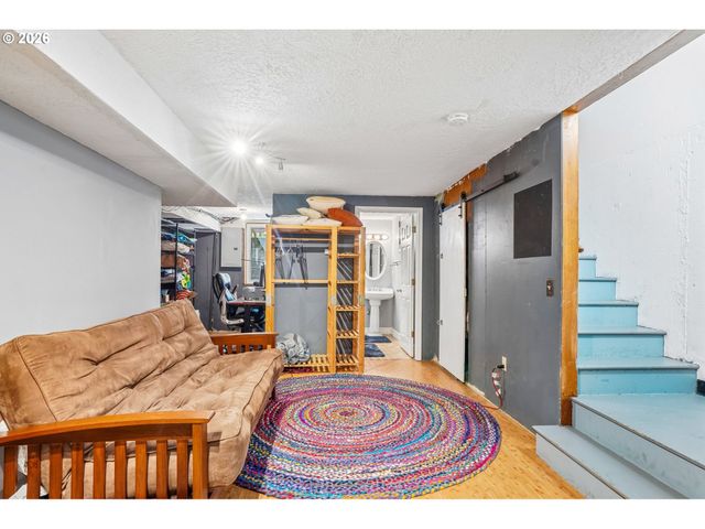 18042 Se CLAY St, Portland, OR 97233
