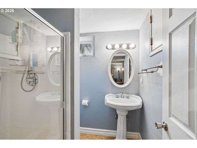 18042 Se CLAY St, Portland, OR 97233