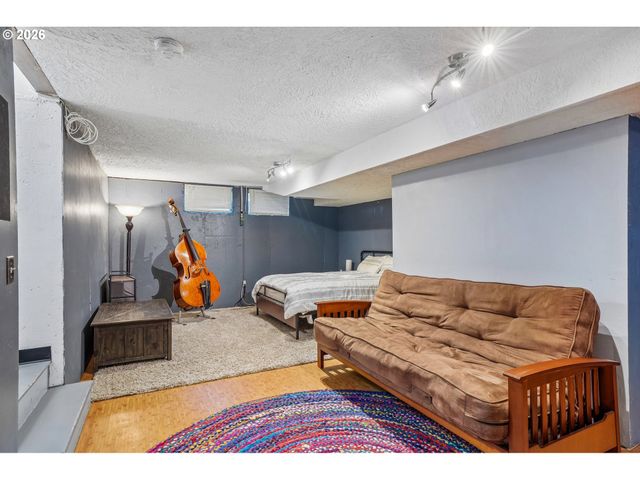 18042 Se CLAY St, Portland, OR 97233