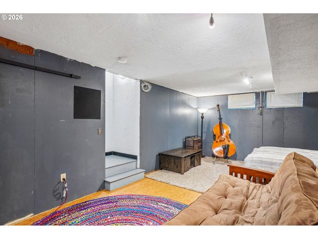 18042 Se CLAY St, Portland, OR 97233
