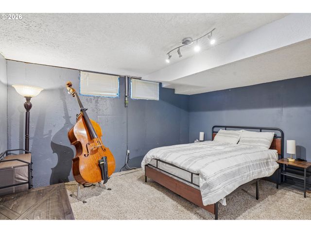 18042 Se CLAY St, Portland, OR 97233