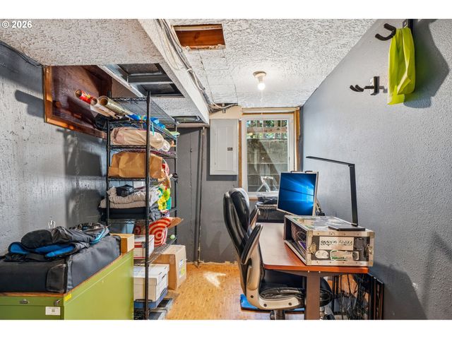 18042 Se CLAY St, Portland, OR 97233