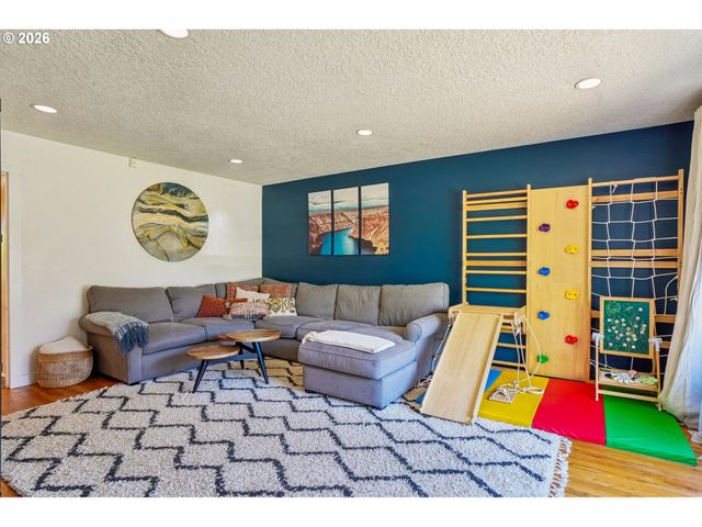 18042 Se CLAY St, Portland, OR 97233