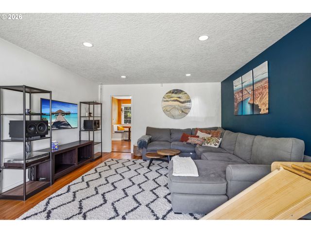 18042 Se CLAY St, Portland, OR 97233
