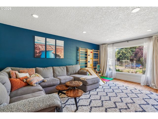 18042 Se CLAY St, Portland, OR 97233