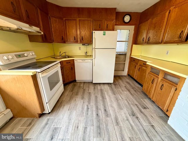188 FARMBROOK DR, Levittown, PA 19055