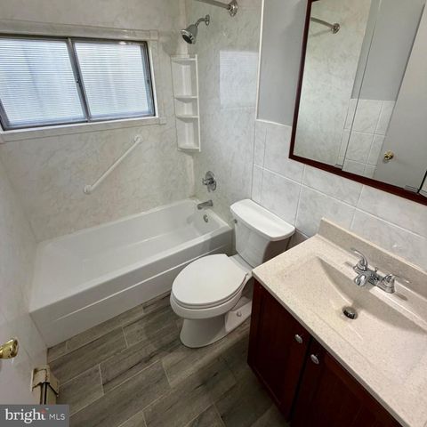 188 FARMBROOK DR, Levittown, PA 19055