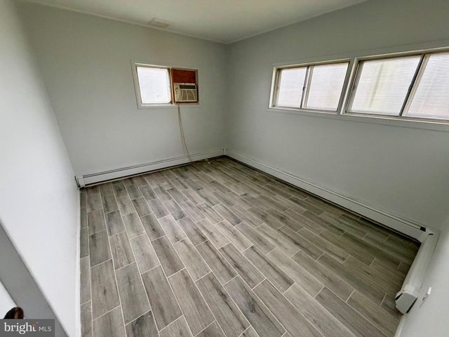 188 FARMBROOK DR, Levittown, PA 19055